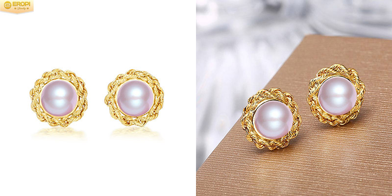 Mẫu b&ocirc;ng tai được thiết kế độc đ&aacute;o, vi&ecirc;n ngọc trai t&iacute;m được bao quanh bằng những đường viền bằng v&agrave;ng 18k.