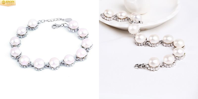 Lắc tay gồm nhiều mắt x&iacute;ch nhỏ, mỗi mắt x&iacute;ch l&agrave; một b&ocirc;ng hoa với c&aacute;nh hoa được nạm đ&aacute; lấp l&aacute;nh, nhụy hoa l&agrave; vi&ecirc;n ngọc trai trắng tinh kh&ocirc;i.