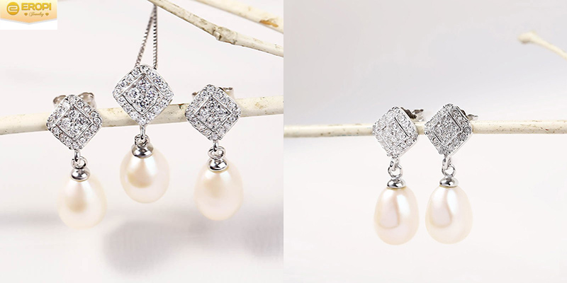 Bộ trang sức c&oacute; tạo h&igrave;nh lấp l&aacute;nh nhờ chi tiết nạm đ&aacute; tinh xảo v&agrave; vi&ecirc;n ngọc trai với &aacute;nh x&agrave; cừ l&ocirc;i cuốn.