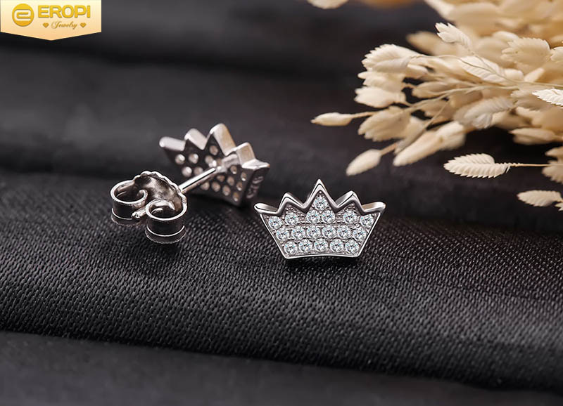 Đôi bông tai bạc 925 mang dáng của một chiếc vương miện nhà vua.