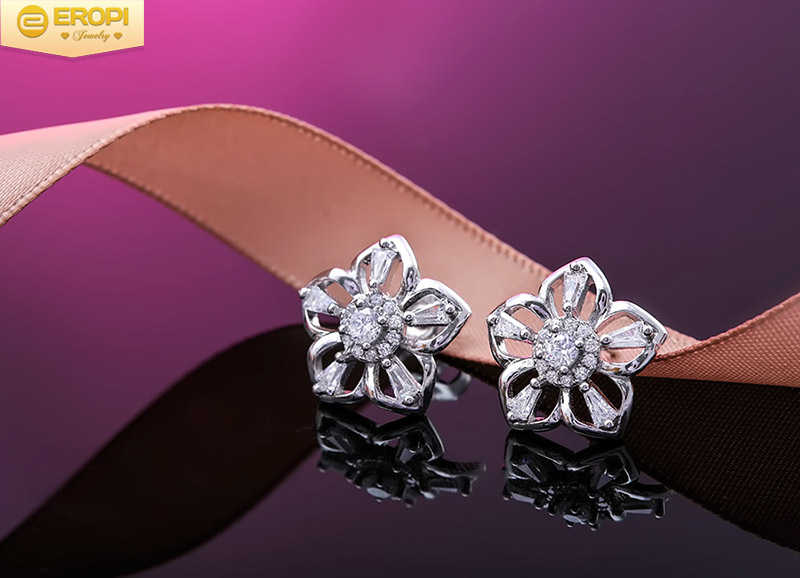 Thiết kế hiện đại, trẻ trung mang dẳng cấp khác biệt là bông tai bạc Tiffany Flower.