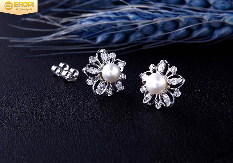 Bông tai bạc Bright Flowers mang có thiết kế dẳng cấp khác biệt.
