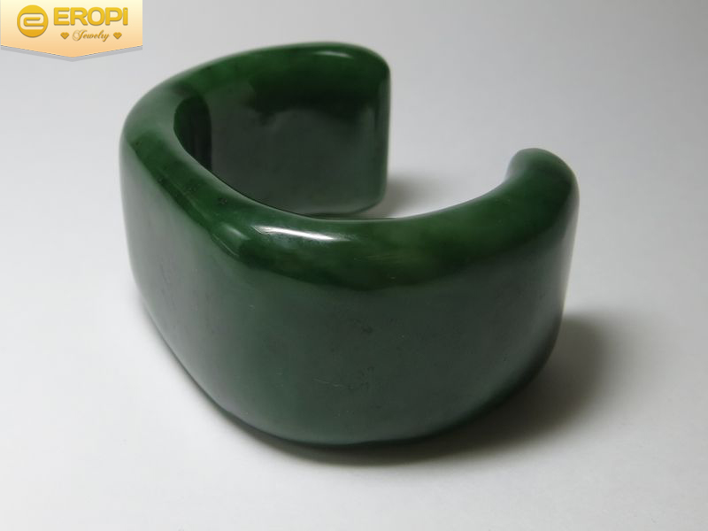 Nhẫn ngọc b&iacute;ch với sắc xanh đặc biệt.