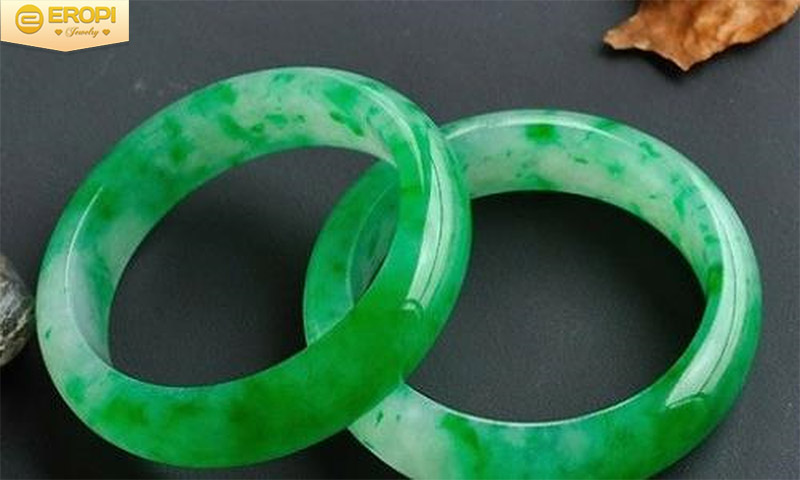 Những v&ograve;ng tay ngọc b&iacute;ch xanh l&aacute; tự nhi&ecirc;n hớp hồn bao &aacute;nh mắt.