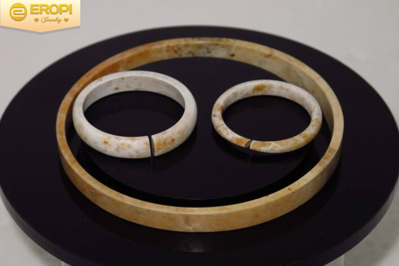 Những chiếc nhẫn, vòng tay đá có niên đại lâu đời. 