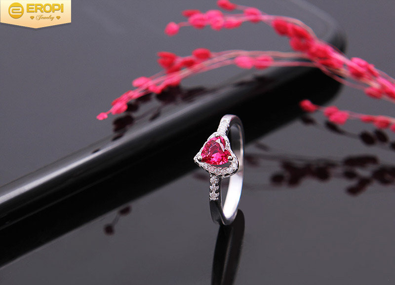 Bộ trang sức bạc Ruby Heart gắn đá Ruby với sắc đỏ thu hút.