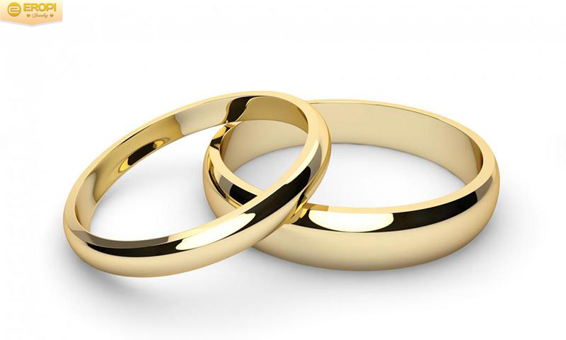 Nên đeo nhẫn cưới có kiểu dáng tương đồng.