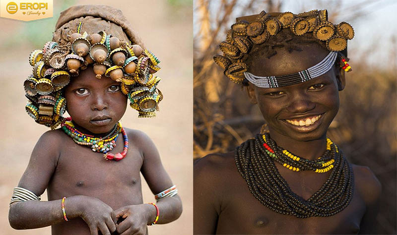 Phụ nữ hay đàn ông, trẻ con hay người lớn tất cả người trong bộ lạc đều đeo trang sức.
