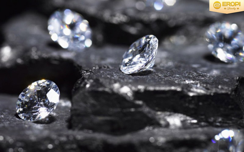 Kim cương được hình thành từ điều kiện khắc nghiệt nhất nên chúng có sức mạnh bền bỉ.