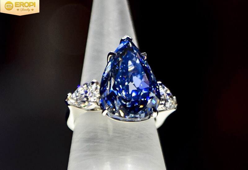 Chiếc nhẫn đính hôn sở hữu viên kim cương xanh trọng lượng 13 carat