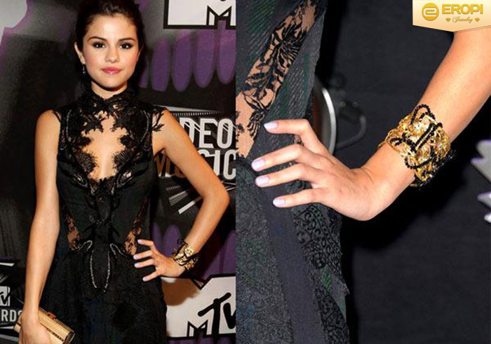 Selena Gomez đã dùng vòng tay kim loại đúc màu vàng để tạo điểm nhấn cho bộ đầm đen