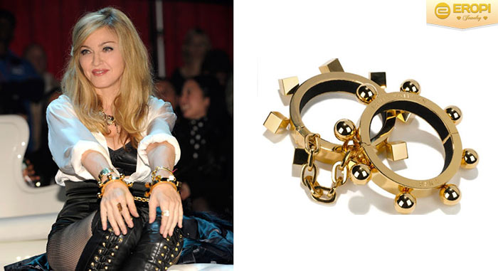  Madonna nhanh chóng cập nhật xu hướng mới mẻ đeo vòng tay kim loại đúc.