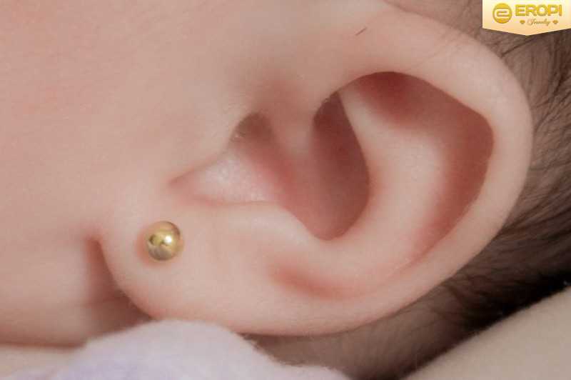 Trẻ từ 6 tháng tuổi có thể bấm và đeo bông tai.