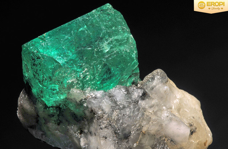 Emerald - Ngọc lục bảo lấy nguồn từ cụm từ “Smaragdos” trong tiếng Hy Lạp.