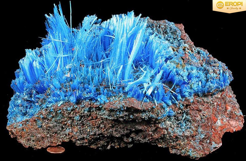 Chalcanthite l&agrave; vi&ecirc;n đ&aacute; c&oacute; m&agrave;u xanh đại dương đẹp đẽ nhưng lại khiến con người mất dần sự sống.