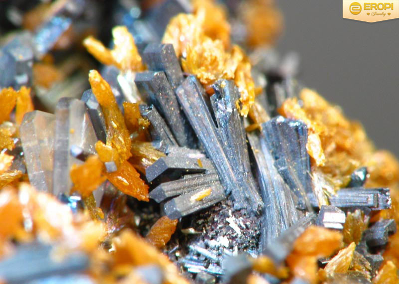 Hutchinsonite với th&agrave;nh phần ch&iacute;nh l&agrave; ch&igrave;, thạch t&iacute;n v&agrave; thallium n&ecirc;n cực độc.