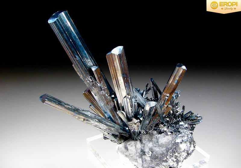 Stibnite l&agrave; vi&ecirc;n đ&aacute; với vẻ ngo&agrave;i gai g&oacute;c, tho&aacute;ng ch&uacute;t cảnh b&aacute;o con người kh&ocirc;ng n&ecirc;n gần.