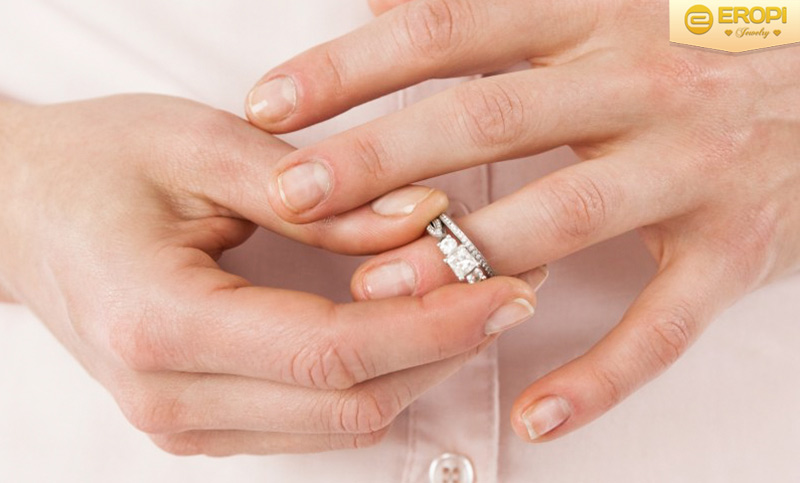 Hãy thử chuyển chiếc nhẫn rộng sang ngón tay vừa vặn hơn.