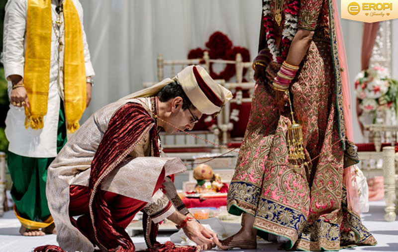 Người dân Ấn Độ đã lấy chiếc nhẫn đeo ở chân là biểu tượng cho tình yêu vĩnh cửu cho các cặp vợ chồng.