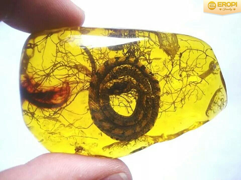 Phân biệt Hổ Phách, đá Mắt Hổ và đá Mắt Mèo 2 Đá Hổ Phách đẹp nhưng khá mềm, dễ vỡ cần tránh va đập.