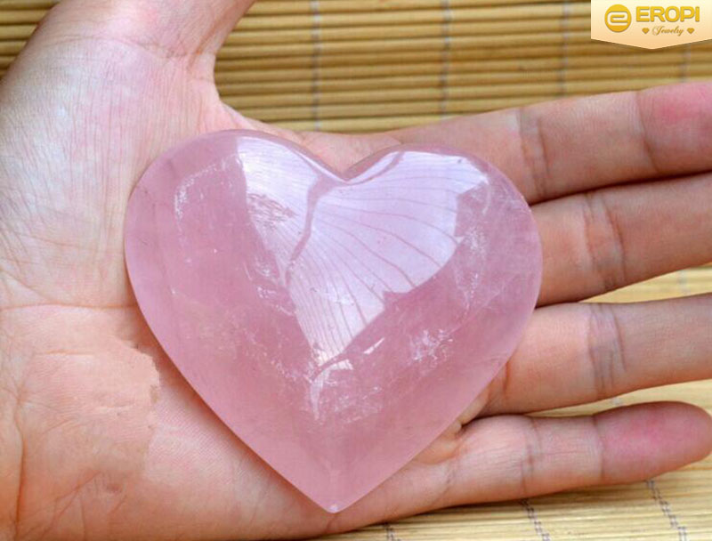 Thạch anh hồng l&agrave; vi&ecirc;n đ&aacute; nhiệm m&agrave;u của t&igrave;nh y&ecirc;u