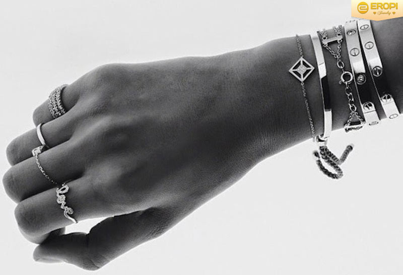 Trang sức t&ocirc;ng s&aacute;ng - lựa chọn an to&agrave;n v&agrave; l&yacute; tưởng nhất cho mọi m&agrave;u da.