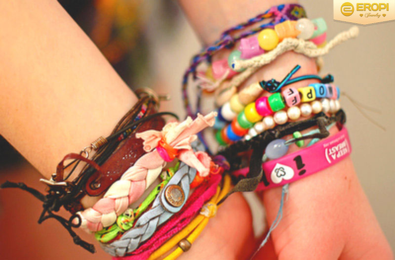 V&ograve;ng tay hạt m&agrave;u sắc cũng hợp với c&ocirc; n&agrave;ng da n&acirc;u