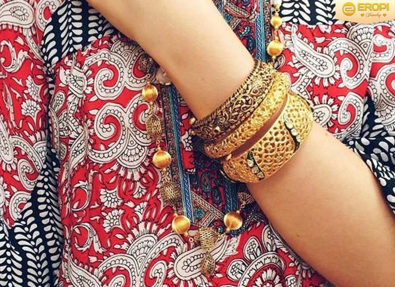 Phong c&aacute;ch bohemian th&igrave; kh&ocirc;ng thể thiếu những kiểu trang sức m&agrave;u sắc n&agrave;y.